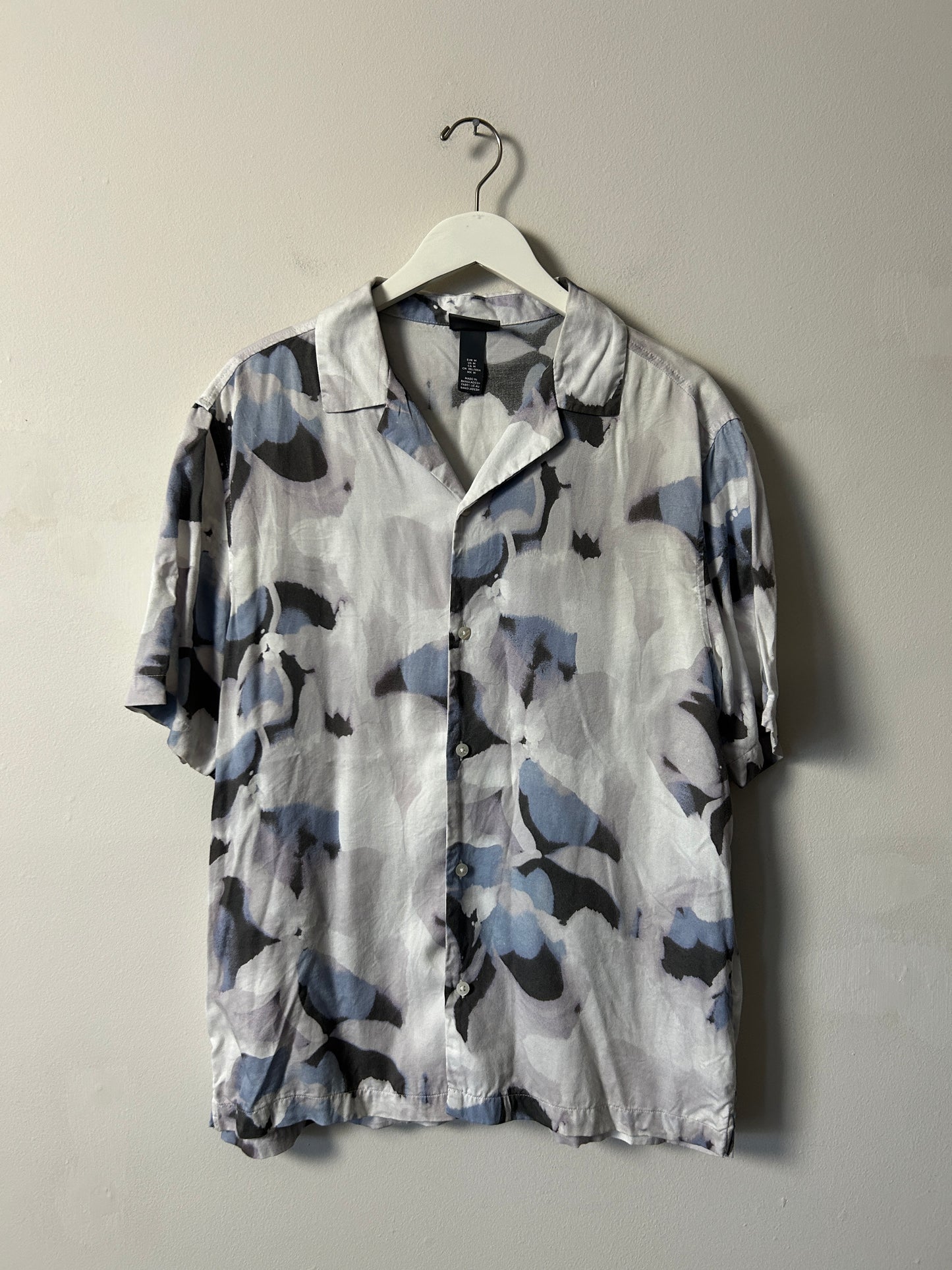 H&M Short Sleeve Grey Abstract Print Button Up - Medium